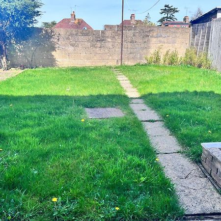 Lush House Close To Ashford Town Centre With Driveway Εξωτερικό φωτογραφία
