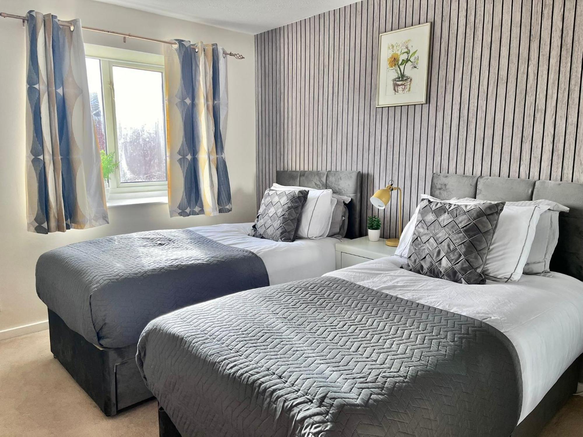 Lush House Close To Ashford Town Centre With Driveway Εξωτερικό φωτογραφία