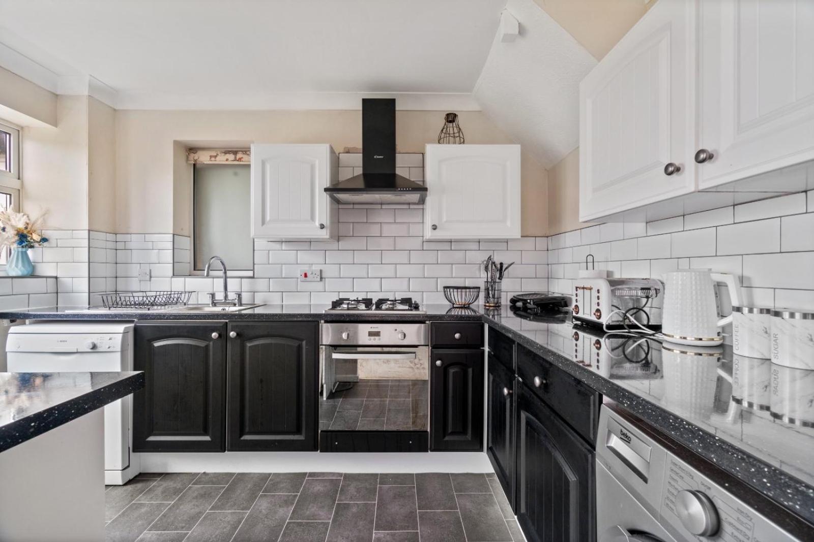 Lush House Close To Ashford Town Centre With Driveway Εξωτερικό φωτογραφία